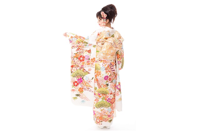 着物の女性の後ろ姿